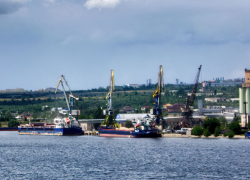 В Камышине под погрузку к местному элеватору поданы новые сухогрузы класса "река -море"