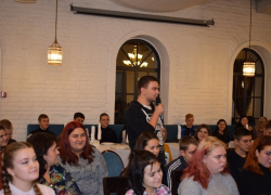 Глава Камышина Станислав Зинченко запросто встретился с молодежью в "Запросто"