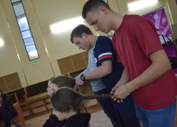 В Камышине в лагере "Солнечный" будущие вожатые учатся танцевать, петь, проводить линейки и... заплетать косы