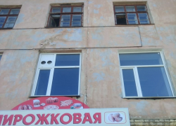 В Камышине после сноса перегородок новым собственником бывшего профилактория ХБК здание треснуло