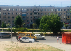 В Камышине на спуске по улице Некрасова машины пробираются между иномаркой и отечественной легковушкой, перегородившими дорогу после ДТП