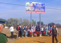 Боец, как живой, глядит с полотна: портрет погибшего героя СВО появился на въезде в его родное село в Камышинском районе