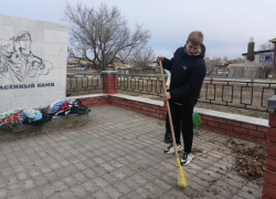 В глубинке Камышинского района высадился ребячий десант у памятника