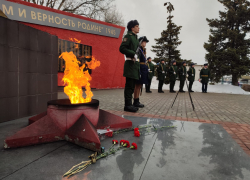 В Камышине у Вечного огня на Братских захоронениях почтили память героев Сталинградской битвы