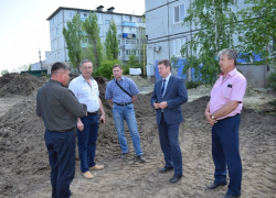 Глава Камышина Станислав Зинченко провел планерку на убитой улице Гоголя