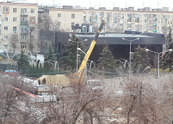 В Камышине подрядчик, которому предстоит заменить тротуарное покрытие у ДК "Текстильщик", приступил к выгрузке материала