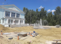 В Камышине пробно включили новый плоский фонтан у "Дружбы"