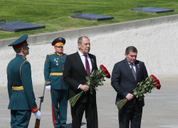 Министр иностранных дел Сергей Лавров прилетел в Волгоград и привез боевые знамена времен Сталинградской битвы на вечное хранение