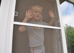 В Волгоградской клинической больнице врачи выхаживают шестилетнего пациента, совершившего страшный полет на москитной сетке