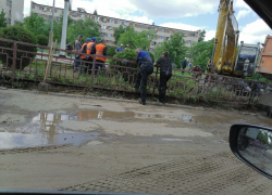 В Камышине река из прорвавшихся коммуникаций течет от памятника Маресьеву к третьему микрорайону