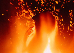 Нетрезвый негодяй облил девушку-дочь бензином и пытался поднести к ней зажигалку