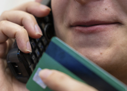 Фейковые банкиры замучили доверчивых камышан огромными хищениями с карт