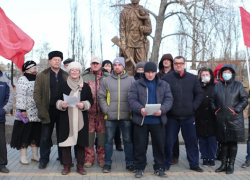В Михайловке оштрафовали противников кьюар-кодов  за то, что они близко стояли друг к другу, а чиновникам подобное спокойно сошло с рук
