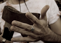 Жительница Камышинского района, угрожала капитану полиции топором