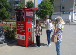 Камышане в очередь продегустировали газировку из автомата на улице Ленина