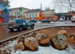 "Ржавые" валуны у дороги на центральной улице в Камышине - это для красоты?