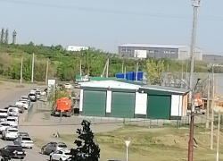 В Камышине с утра 29 апреля на 3-м городке скопился длинный затор на выезде на саратовскую трассу из-за перекрытого для ремонта Бородинского моста