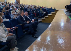 «Во время траура пиарятся на детях»: мэры Волгограда и Волжского в своё рабочее время сгоняют бюджетников на праймериз «Единой России», - "Блокнот Волгограда"