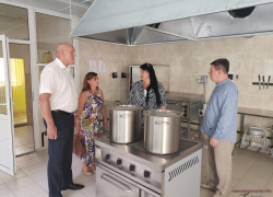 Спикер Камышинской городской думы Владимир Пономарев сфотографировался на кухне детсада на фоне кастрюль - ну, и?..