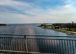 Не пора ли в Камышине к Первомаю покрасить выцветший мост? - камышанка