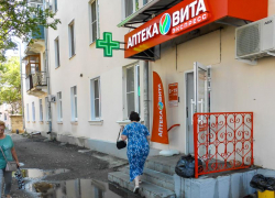 Про дождь уж и забыли, а лужа у аптеки стоит, и пенсионеры прыгают, как сайгаки! - камышанка