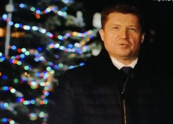 Станислав Зинченко на фоне елок у администрации Камышина поздравил горожан за полминуты (ВИДЕО)