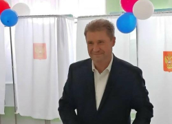 Глава Камышина Станислав Зинченко сообщил всем, что он пришел голосовать с дочерью, и устроил радостную фотосессию у урны (ВИДЕО)