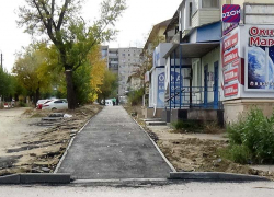 В Камышине на улице Пролетарской горожане могут опробовать новый тротуар там, где его не было десятки лет