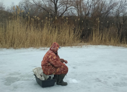 Камышинские фанаты зимней рыбалки сегодня, 27 марта, "обжили" заливы у Волги