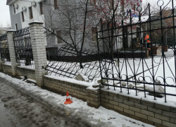 В Камышине полиция ищет водителей, сбежавших с места происшествия после въезда в забор коттеджа и столкновения с большегрузом