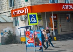 В Камышине дорожные знаки стали использовать как рекламные "подпорки"? - камышанин