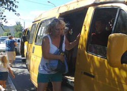 В Камышине водители маршруток норовят подсаживать и высаживать пассажиров "на лету"