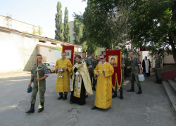 В Камышине прошел крестный ход у воинской части десантников