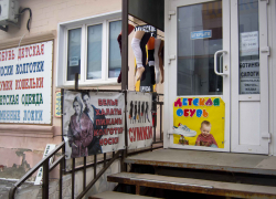 Достает, когда в качестве рекламы на меня свешиваются ноги-манекены в спущенных чулках, - камышанка