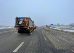 На дороге между Камышином и Волгоградом большегруз улетел в кювет, водитель попал к хирургам