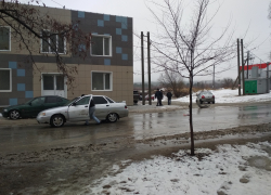 В Камышине на мокрой дороге столкнулись две легковушки