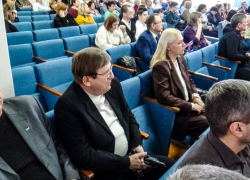 На отчете главы Станислава Зинченко камышанин Анатолий Ярмолович задал градоначальнику постоянно обсуждаемый вопрос, но...  (ВИДЕО)