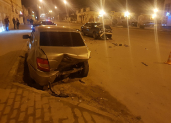 Камышане выложили фото ночного столкновения иномарок на улице Пролетарской в Камышине