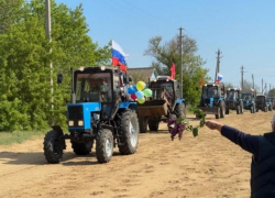 В Камышинском районе на сельских улицах первомайскую колонну тракторов встречали цветами
