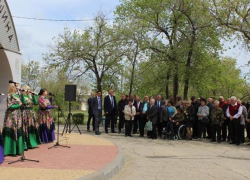 В Камышине ветераны-строители собрались на митинг у памятной арки по случаю 70-летия бывшего треста "КПЖС"