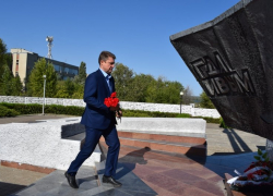 Глава Камышина Станислав Зинченко в одиночестве возложил цветы к мемориалам по случаю памятной даты 3 сентября