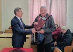 Заместитель спикера Камышинской городской думы Иван Иванов отправился поздравлять с профессиональным праздником водителей автоколонны