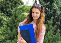 Скончалась пассажирка таксиста, который внезапно умер за рулем, и машина влетела в дерево