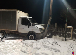 Водитель грузовика врезался в столб и скончался на месте в Волгоградской области