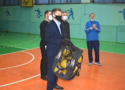 То и дело пропадающий из поля зрения горожан глава Камышина Станислав Зинченко пришел с мячами в спортшколу