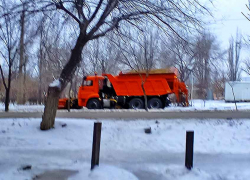 В Камышине дорожная техника муниципального учреждения "Благоустройство" после распутицы замечена на центральных улицах города