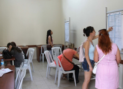 В Волгограде "прогон" через досрочное голосование тысячи избирателей называют политическим скандалом,  в Камышине "прогон" 500 человек - нормальным явлением