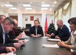  Глава Камышина Станислав Зинченко провел заседание "под елкой" и запретил массовые гулянья и петарды в городе на Новый год