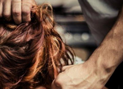 В Камышине 33-летний негодяй на улице придушил мужчину и уволок его немолодую женщину в квартиру с криками "Я тебя изнасилую!"