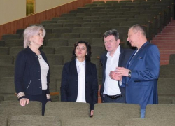 В Камышин приехала замгубернатора по культуре Зина Мержоева и пошла в ДК "Текстильщик"